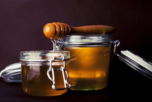 Honig gegen Mitesser