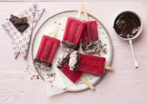 Leckere Popsicles-Rezepte für Geschmacksexpeditionen rund um den Globus Adelholzener Schoko Kirsch Kokos Popsicles Stieleis Rezept