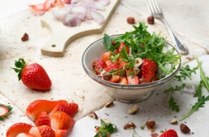 Saisonstart für die Erdbeere mit einem 3-Gänge-Menü Erdbeer-Rucola-Salat mit gerösteten Haselnüssen Quelle: BVEO