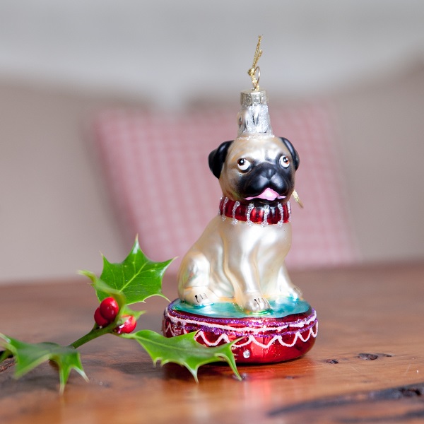 Bunter Weihnachtsbaumschmuck und fesche Christbaumkugeln Retro Glass Pug Dog Bauble The Contemporary Home