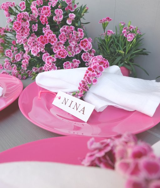 Sommerliche Tischdekorationen mit „Pink Kisses“