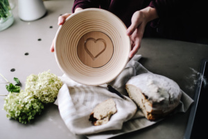 Trend Brot selbst backen: 9 Tipps, wie es gelingt Rasten gibt Teig die nötige Ruhe Brotform mit herzmotiv