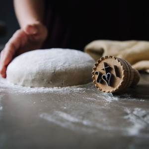 Trend Brot selbst backen: 9 Tipps, wie es gelingt Brot stempeln wie früher Brotstempel aus Eichenholz