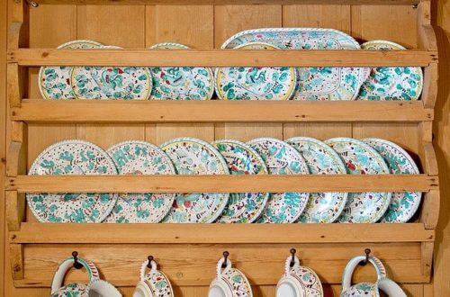 Dish Shelf Plate Painted Handmade  - TheUjulala / Pixabay