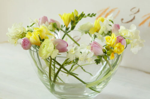Eine runde Sache: Kunterbunte Oster-Kränze mit Tulpen