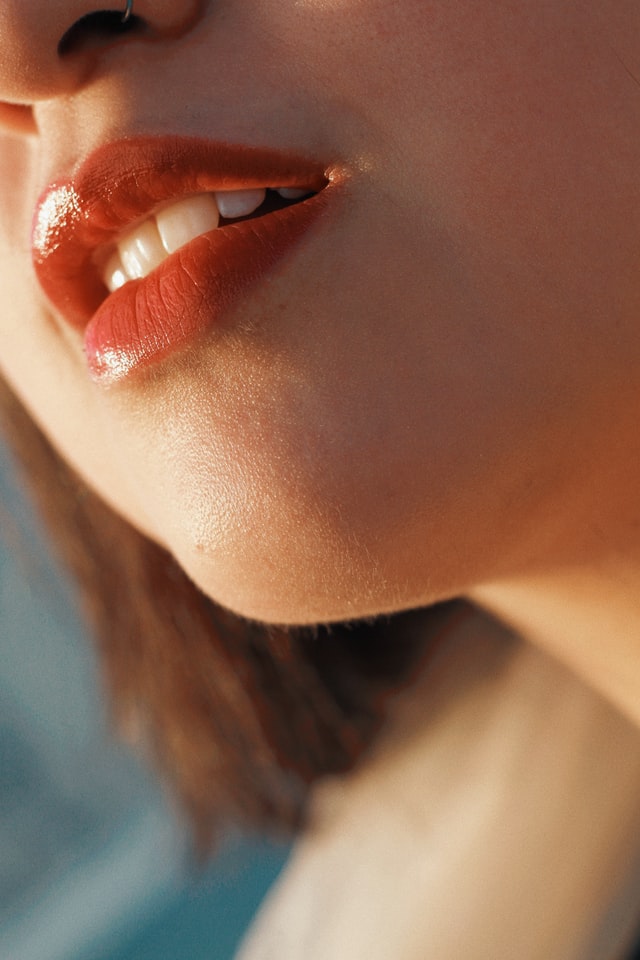 Body Glitzer und viele Revivals als Sommer Trends 2022 Glossy Lips
