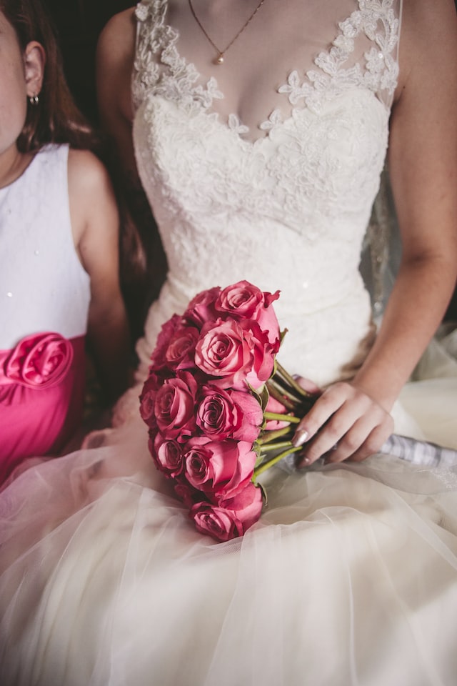 Heiraten im Frühling und Sommer 2023 – diese Brautmoden Trends warten auf dich Figurbetont mit Korsetts
