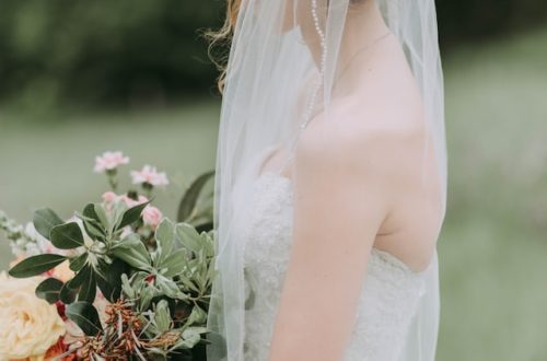 Heiraten im Frühling und Sommer 2023 – diese Brautmoden Trends warten auf dich Schleppen und Capes für die Braut