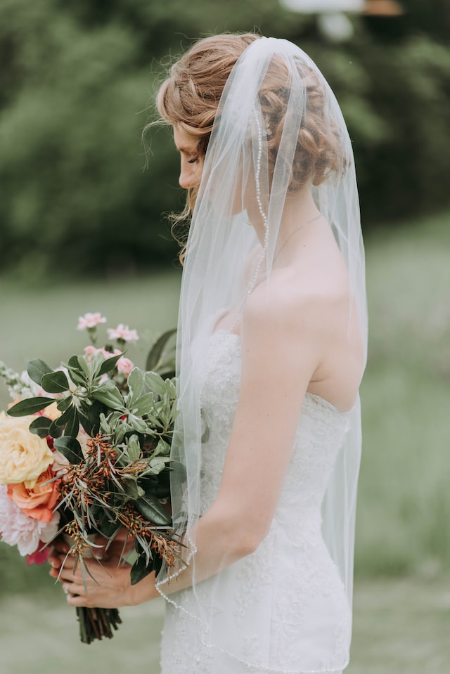 Heiraten im Frühling und Sommer 2023 – diese Brautmoden Trends warten auf dich Schleppen und Capes für die Braut