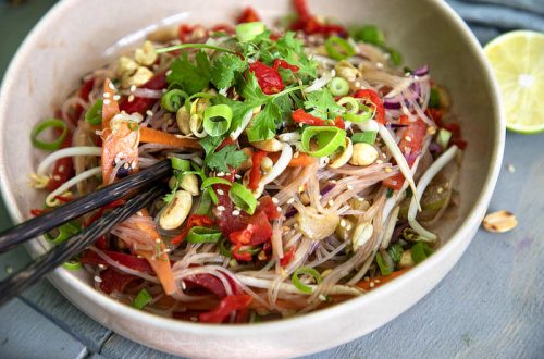 Deutsches Gemüse in der asiatischen Küche mit Glasnudelsalat mit frischem Gemüse und Limetten-Erdnuss-Dressing Rezept