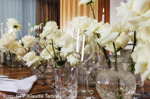 All White Wedding: Zeitlose Hochzeitsdeko mit weißen Rosen Foto: GPP/Klaudia Taday. - Im Trend liegen aktuell geflexte Rosen. Hierbei werden die Blütenblätter nach und nach vorsichtig nach unten geklappt, damit die Blüten besonders voluminös erscheinen.