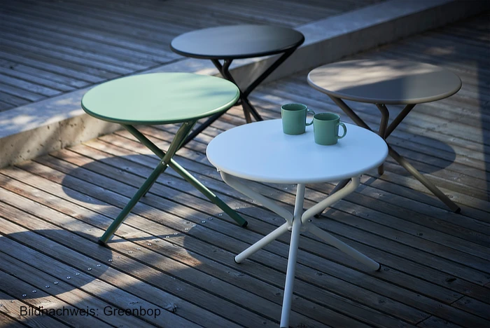 Stilvolle Terrasse gestalten: Ideen für entspannte Sommerabende Lebe Lieber Fesch Copyright Produkfoto: Jan Kurtz Kleiner Balkontisch aus Teak und Metall von Jan Kurtz Der Balktontisch WAY rund besticht durch seine edle Tischplatte aus Teak und sein modernes Metallgestell in weiß und schwarz mit rundem Fuß. Die für außen konzipierte Tischplatte und Untergestell sind wetterbeständig und langlebig. Die runde Tischfläche hat einen Durchmesser von 60 cm und eignet sich besonders für Balkone und kleine Terrassen. Der Gartentisch Teak lässt sich vom Fuß leicht abschrauben und ist somit platzsparend aufzubewahren. Plattenmaße: Ø 60 x hoch 74 cm, Tischplatte 2,4 cm hoch Gestell: Rohr Ø 5 cm, Bodenplatte Ø 40 cm Gewicht: 21 kg Teakholzplatte aus FSC-zertifiziertem Holz aus nachhaltig bewirtschafteten Wäldern Stahlrohr, pulverbeschichtet (matt) Hersteller: Jan Kurtz Stilvolle Terrasse gestalten: Ideen für entspannte Sommerabende