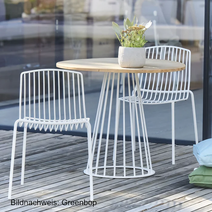 Stilvolle Terrasse gestalten: Ideen für entspannte Sommerabende Lebe Lieber Fesch Farbiger Gartenstuhl aus Metall (2er-Set) Der mori Stuhl ist ein minimalistischer Gartenstuhl aus pulverbeschichtetem Metall. Seine filigrane Drahtstruktur und die transparent wirkende Forme verleihen dem Design eine ruhige, leichte Wirkung. Sitzfläche und Rückenlehne bestehen aus parallel geführten, feinen Metallstäben, die ein klares und zugleich luftiges Gesamtbild erzeugen. Der mori Stuhl lässt sich vielseitig an unterschiedliche Ambiente anpassen und eignet sich ideal für Bereiche, in denen eine platzsparende und bewegliche Bestuhlung gefragt ist. Die leicht geneigte Rückenlehne sorgt dabei für angenehmen Sitzkomfort und unterstützt eine natürliche Sitzhaltung. Mit vier ausdrucksstarken Farbtönen – Zinkgelb (RAL 1018), Weiß (RAL 9010), Blau (RAL 5001) und Schwarz (RAL 9005) – bietet der mori Stuhl vielfältige Gestaltungsmöglichkeiten für Balkon, Terrasse oder Garten. Der pulverbeschichtete Stahl wetterfest, langlebig und korrosionsbeständig. Damit eignet er sich sowohl für den privaten Einsatz als auch für den professionellen Einsatz in Gastronomie oder Objektbereichen. Stilvolle Terrasse gestalten: Ideen für entspannte Sommerabende