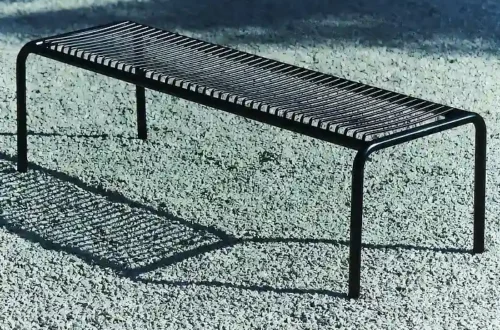 Stilvolle Terrasse gestalten: Ideen für entspannte Sommerabende Lebe Lieber Fesch Schwarze Designer Gartenbank aus Metall mit 150 cm Länge Die mori Bank ist eine moderne Gartenbank aus pulverbeschichtetem Stahl. Die feine Drahtstruktur verleihen der Bank eine leichte, offene Wirkung. Mit ihrer 150 cm langen Sitzfläche bietet die mori Bank komfortabel Platz für mehrere Personen. Durch die schlichte schwarze Farbgebung lässt sich die Metallbank vielseitig auf Terrasse, Balkon oder im Garten einsetzen. Die filigrane Konstruktion wirkt modern und zurückhaltend zugleich. Dadurch eignet sich die mori Bank sowohl als Sitzplatz am Esstisch als auch als einzelne Gartenbank entlang von Hauswand, Terrasse oder Wegen. Das pulverbeschichtete Stahlgestell ist wetterfest, kratzfest und korrosionsbeständig. Die robuste Metallkonstruktion macht die schwarze Bank zu einer langlebigen Lösung für den Außenbereich. Stilvolle Terrasse gestalten: Ideen für entspannte Sommerabende