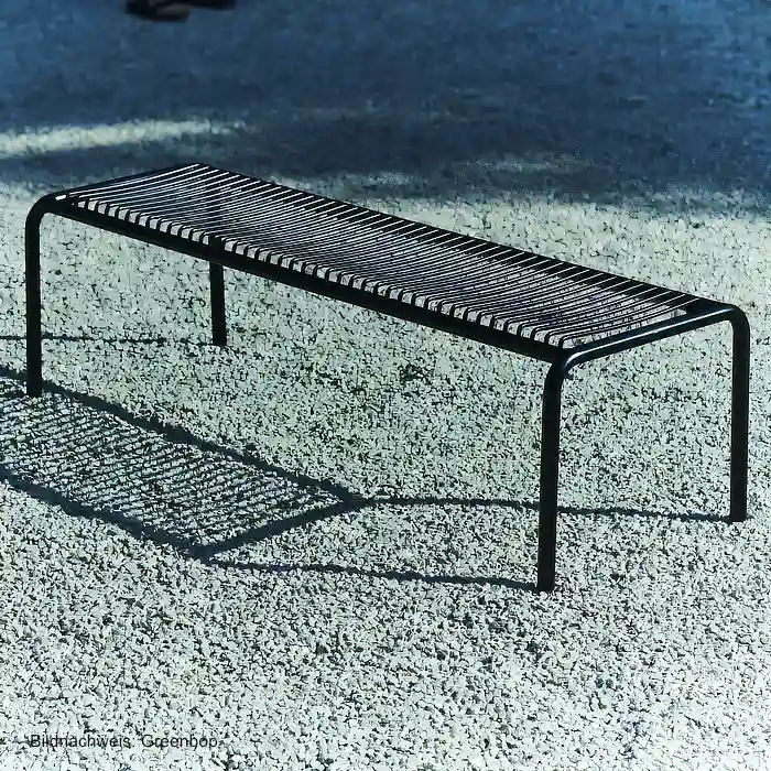 Schwarze Designer Gartenbank aus Metall mit 150 cm Länge Die mori Bank ist eine moderne Gartenbank aus pulverbeschichtetem Stahl. Die feine Drahtstruktur verleihen der Bank eine leichte, offene Wirkung. Mit ihrer 150 cm langen Sitzfläche bietet die mori Bank komfortabel Platz für mehrere Personen. Durch die schlichte schwarze Farbgebung lässt sich die Metallbank vielseitig auf Terrasse, Balkon oder im Garten einsetzen. Die filigrane Konstruktion wirkt modern und zurückhaltend zugleich. Dadurch eignet sich die mori Bank sowohl als Sitzplatz am Esstisch als auch als einzelne Gartenbank entlang von Hauswand, Terrasse oder Wegen. Das pulverbeschichtete Stahlgestell ist wetterfest, kratzfest und korrosionsbeständig. Die robuste Metallkonstruktion macht die schwarze Bank zu einer langlebigen Lösung für den Außenbereich. Stilvolle Terrasse gestalten: Ideen für entspannte Sommerabende