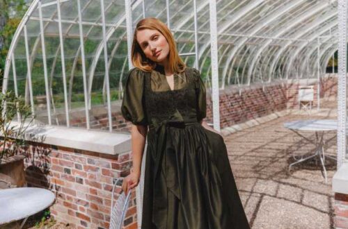 Château Privé: Wenn französische Eleganz auf modernes Dirndl trifft Lebe Lieber Fesch Limberry dirndl Jeanne Olive night Château Privé: Wenn französische Eleganz auf modernes Dirndl trifft