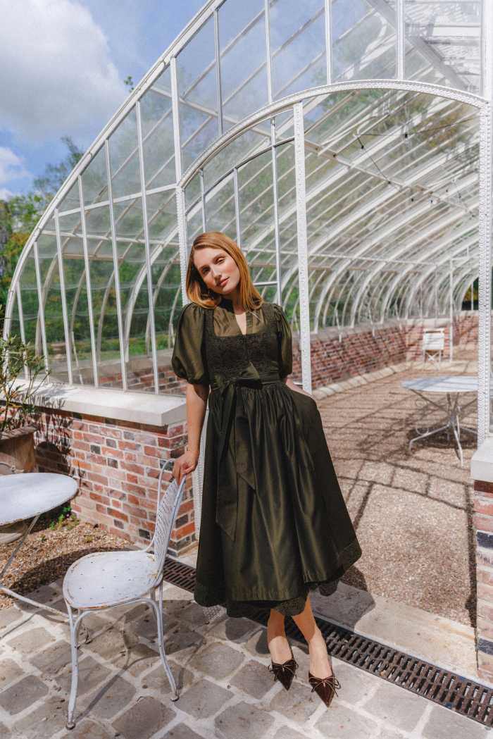 Limberry dirndl Jeanne Olive night Château Privé: Wenn französische Eleganz auf modernes Dirndl trifft