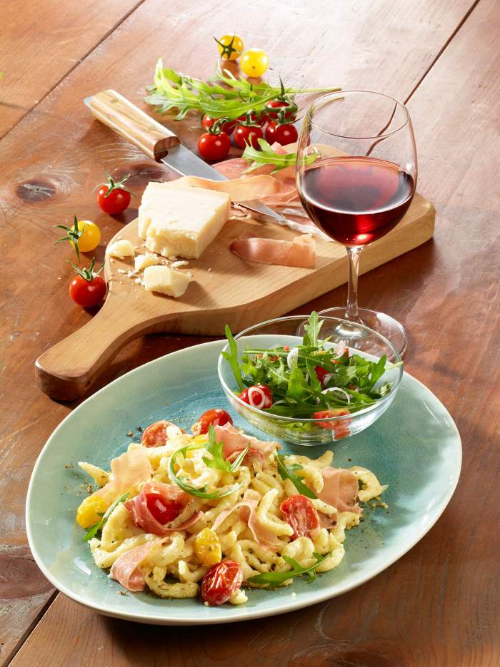 Mascarpone-Spätzle mit Rucola und Tomaten: schnelle Spätzlepfanne mit mediterranem Twist